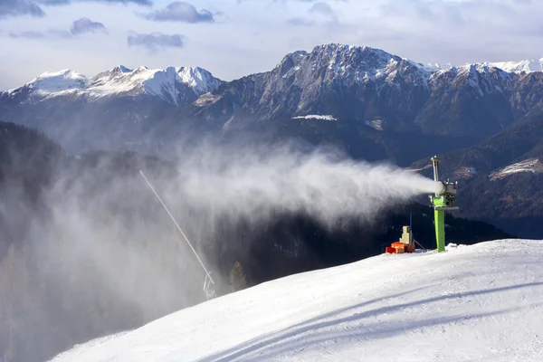 Schneekanone macht Kunstschnee — Stockfoto