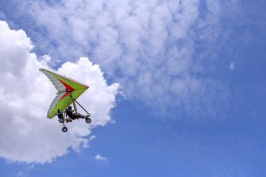 Uçan motorlu hang glider 