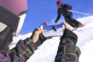 Cep telefonu ile fotoğraflandı kayakçı