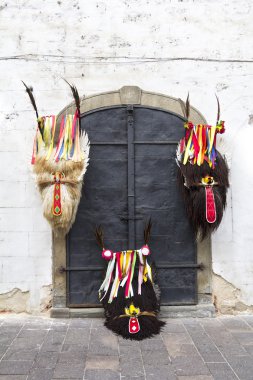 Üç karnaval maskesi