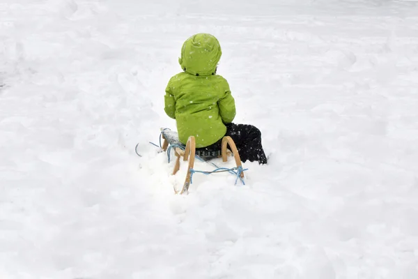 一个孩子在雪橇上 — 图库照片
