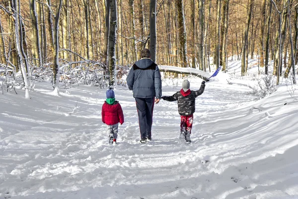 Familie im Schnee — Stockfoto