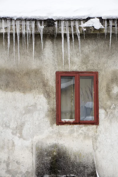 Eiszapfen hängen auf dem Dach — Stockfoto