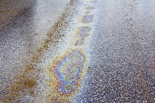 Derrame de óleo na estrada de asfalto — Fotografia de Stock