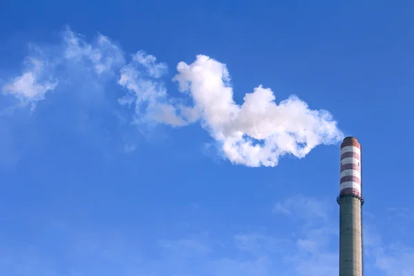 Nuages de fumée provenant d'une haute cheminée — Photo