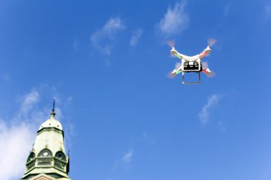 Şehrin üzerinde uçmak için robot