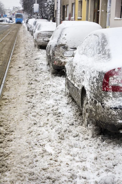 Carros estacionados cobertos de neve — Fotografia de Stock