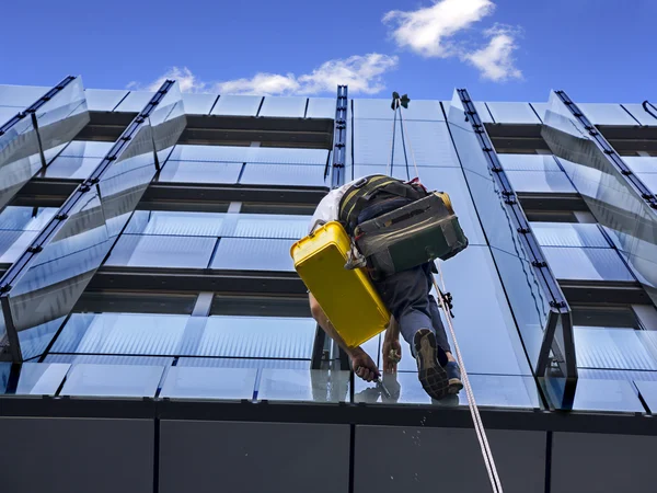 Bergsteiger waschen Glasfassade — Stockfoto