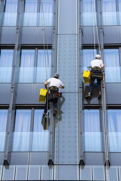 Twee klimmers wassen windows — Stockfoto