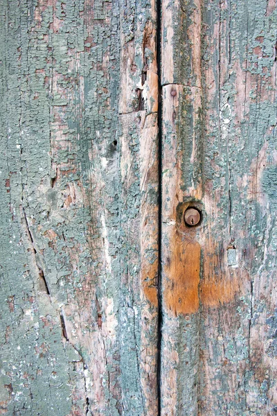 Старая зеленая деревянная дверь — стоковое фото