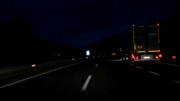 Nachtfahrt auf der Autobahn — Stockvideo