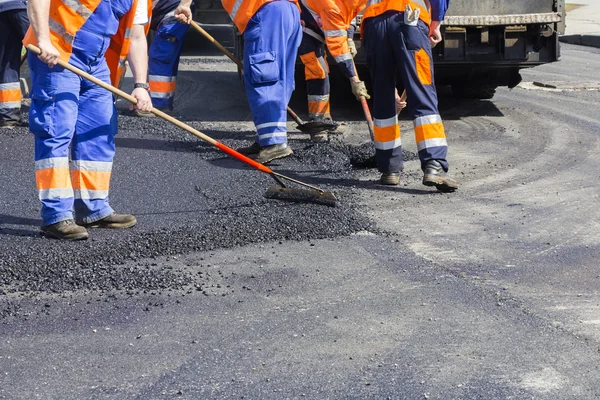 沥青和修复的道路 — 图库照片