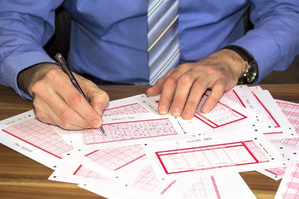 Marking lottery ticket — Stock Photo, Image