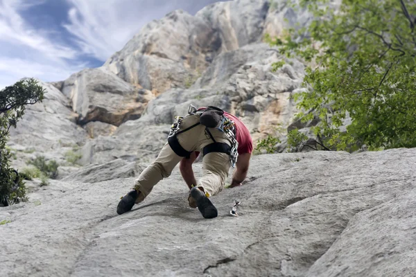 Climber on the rock wall — Stock Photo, Image