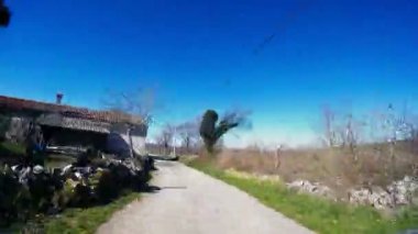 Köy yolunda Istria üzerinden araba araba