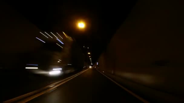 Snelle auto rijden door tunnel — Stockvideo