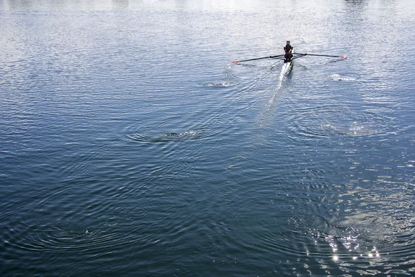 Mujeres remando en un lago — Foto de Stock