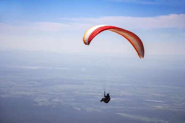 Paraglider terbang — Stok Foto