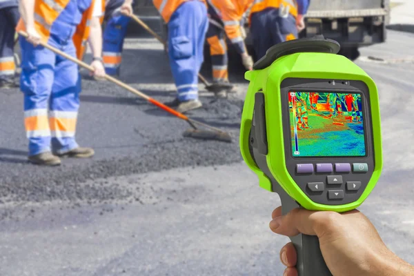 Trabajadores de grabación con cámara térmica infrarroja Fotos de stock