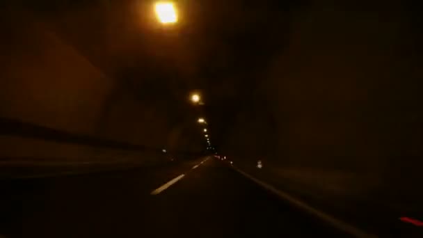Snelle auto rijden door tunnel — Stockvideo