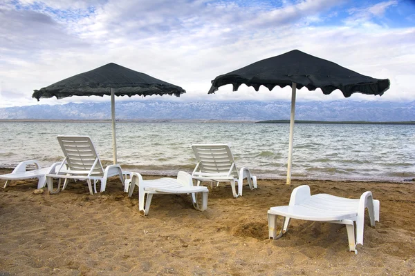 Parasol en stoelen — Stockfoto