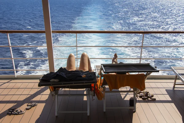 Sunbathing on the deck cruise ship — Stock Photo, Image