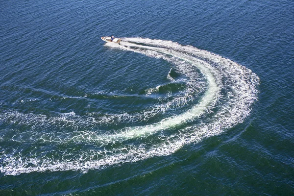 Motorboot-Spur auf See — Stockfoto