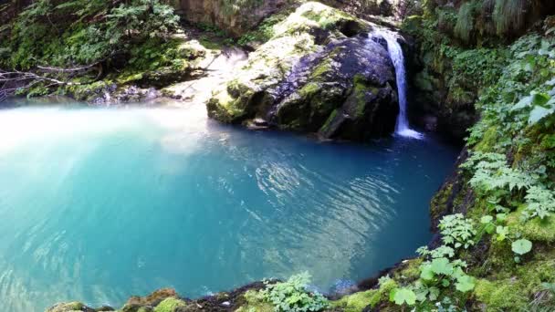 Маленький красивый водопад — стоковое видео