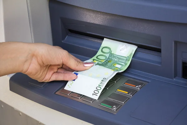 Зняття грошей з банкоматом — стокове фото