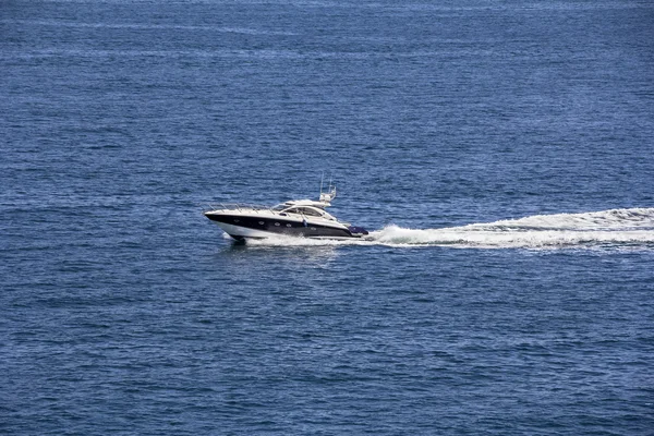 Barco de motor —  Fotos de Stock