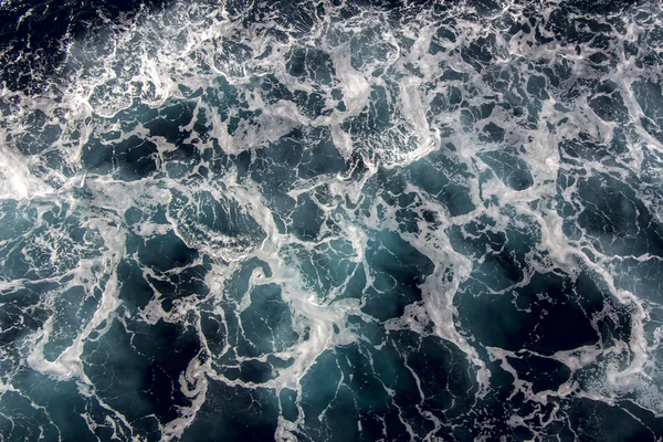 Acqua di mare con schiuma di mare — Foto Stock