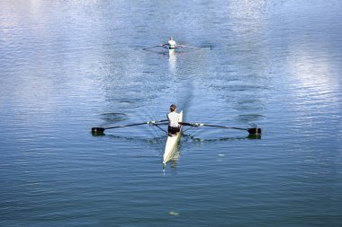 İki genç rowers