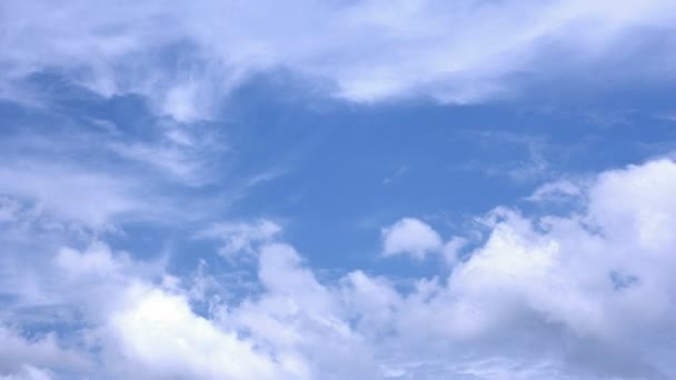 Время с движущимися облаками — стоковое видео