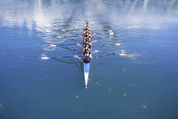 Boot mit acht Ruderern — Stockfoto