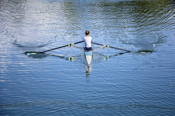 Jeunes femmes rameur dans un bateau — Photo