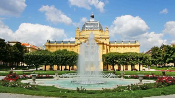 La fuente en frente Pabellón de arte en Zagreb — Vídeos de Stock