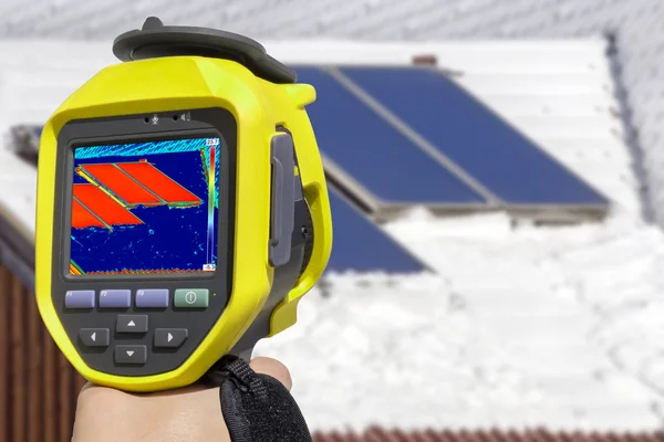 Recording Solar Panels with Thermal Camera — Stock Photo, Image