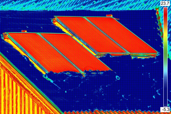 Imagen termovisión de paneles solares fotovoltaicos Imagen de archivo