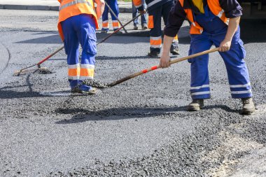 İşçi Asphalting yolda 