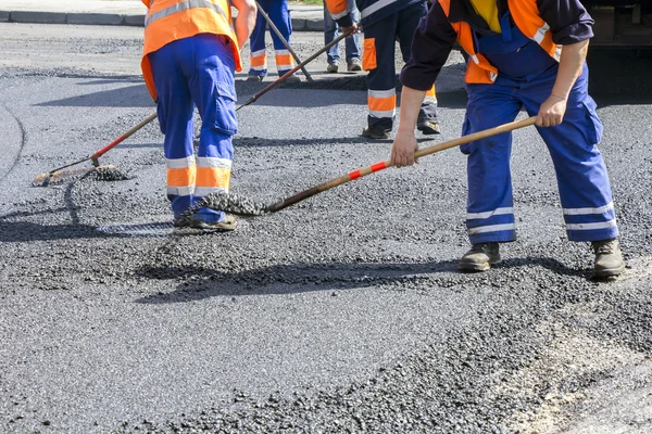 Werknemers op Asphalting weg — Stockfoto