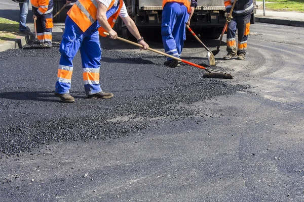 Trabajadores en carretera asfaltada — Foto de Stock