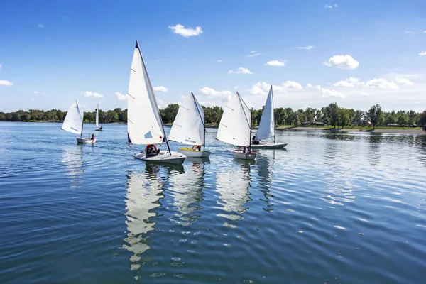 Navegando no lago — Fotografia de Stock