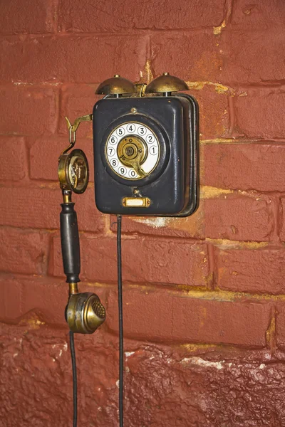 Vecchio telefono sul muro — Foto Stock