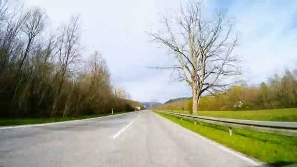 Carro rápido dirigindo através de uma estrada rural — Vídeo de Stock