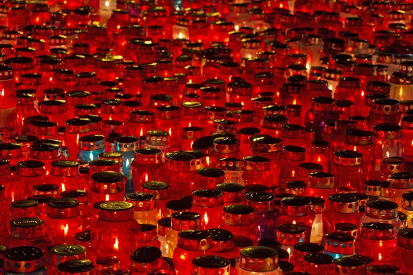 Velas encendidas en un cementerio — Foto de Stock