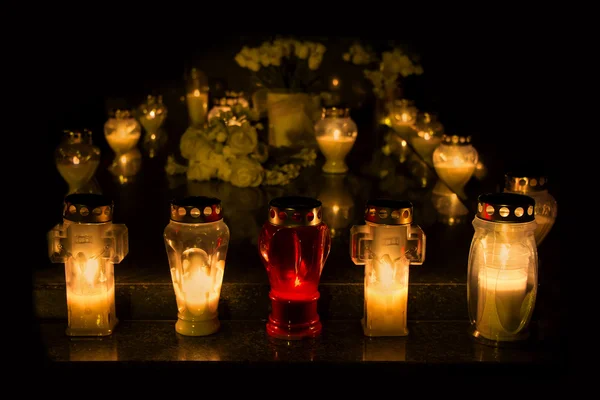 Kerzen brennen auf einem Friedhof — Stockfoto