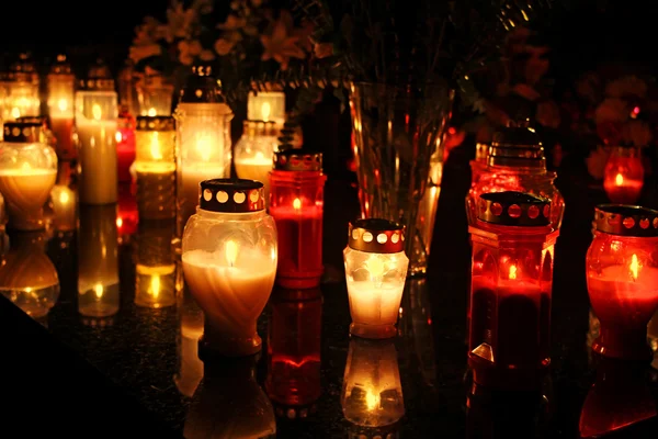 bir Mezarlığı'nda yanan mumlar