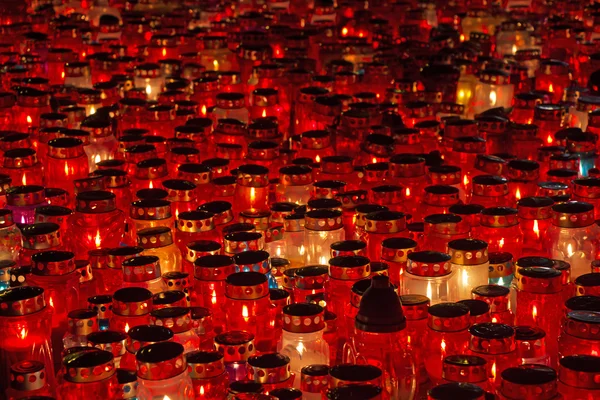 Velas encendidas en un cementerio —  Fotos de Stock