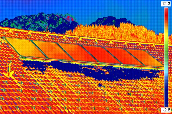 Imagen termovisión de paneles solares fotovoltaicos —  Fotos de Stock