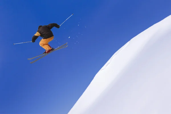 Esqui extremo no salto — Fotografia de Stock
